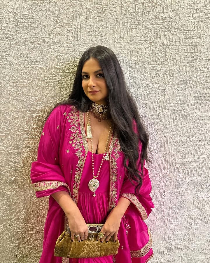 Rhea Kapoor is 38 years old. She married Karan Bhoolani in the year 2021. Who is a director. Both of them often share romantic pictures with each other on social media.