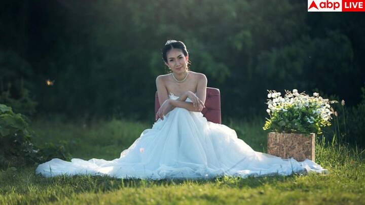 अगर आपकी हाइट कम है, तो हाई-वेस्ट लहंगा या सिंगल लेयर गाउन सबसे अच्छा रहेगा. इससे हाइट लम्बी दिखती है. बहुत भारी या मल्टी-लेयर आउटफिट से बचें क्योंकि वे शरीर को छोटा दिखा सकते हैं.