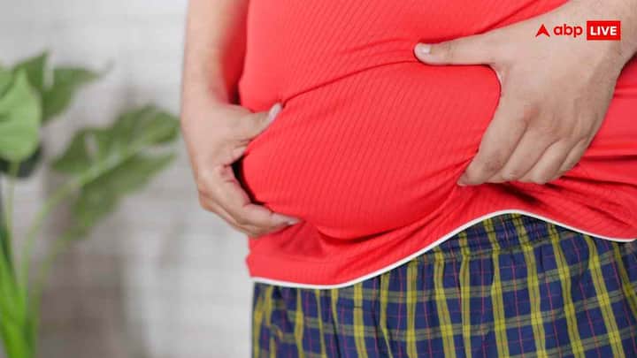 अगर आपका पेट बहुत ज्यादा उभरा हुआ और सख्त महसूस होता है, तो यह सिर्फ मोटापा नहीं हो सकता, यह संकेत है कि अंदरूनी अंगों के आसपास चर्बी जमा हो रही है, खासकर लिवर के पास, यह फैट बहुत एक्टिव होता है और शरीर में इंसुलिन रेसिस्टेंस बढ़ाता है. इसलिए अगर आपका पेट बढ़ा है पर बाकी शरीर नॉर्मल है, तो यह फैटी लिवर का शुरुआती चेतावनी संकेत हो सकता है.