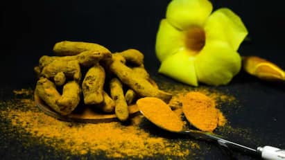 மஞ்சளில் உள்ள சேர்மங்கள் புற்றுநோய் செல்கள் பரவுவதையும் மெதுவாக்குகின்றன. மஞ்சளை உங்கள் உணவில் தொடர்ந்து சேர்த்துக் கொள்வது நீண்ட காலத்திற்கு புற்றுநோய் அபாயத்தைக் குறைக்கும்.