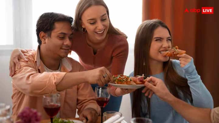 हमारी उंगलियों की स्किन थोड़ी मोटी होती है, इसलिए वे एक तरह से नेचुरल थर्मामीटर की तरह काम करती हैं.जब हम खाने को हाथ से छूते हैं, तो हमें तुरंत पता चल जाता है कि खाना बहुत गर्म तो नहीं है.इससे मुंह जलने या ज्यादा गर्म खाने से होने वाली तकलीफें नहीं होती है.