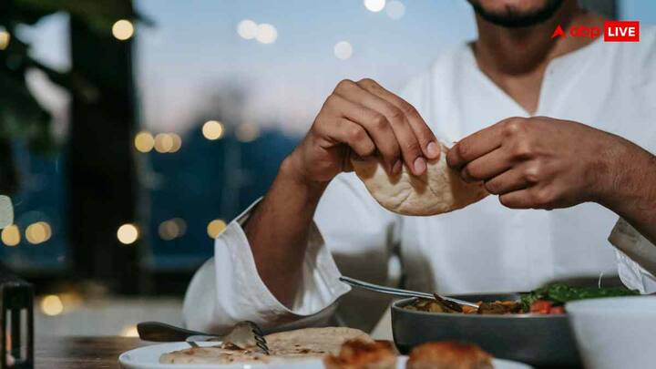 যখন আমরা হাত দিয়ে খাই, তখন খাবার তুলতে, ভাঙতে এবং মেশাতে একটু সময় লাগে। এর ফলে আমরা ধীরে ধীরে খাই, বেশি চিবোই এবং আমাদের লালা ভালোভাবে তৈরি হয়।