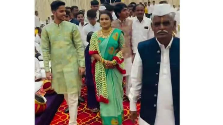 राजेशाही थाटात मुलीची आणि जावयाची रथावरून राजेशाही मिरवणूक, पाहुण्यांच्या उपस्थितीने गच्च भरलेलं कार्यालय, वारकरी वेशात टाळकरी, बायकांनी धरलेला फेर चर्चेचा विषय ठरला.