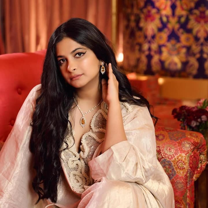 Rhea Kapoor's first film was 'Ayesha'. In which Sonam Kapoor and Abhay Deol were seen. Although it was a flop on screen. After this he made 'Khoobsurat', 'Veere Di Wedding', 'Thank You for Calling' and 'Crew'.