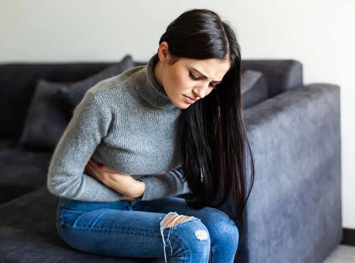 प्रवासाच्या वेळी दिनश्चर्या आणि आहारातील बदलांमुळे आपल्या पचनावर परिणाम होतो. तेलकट पदार्थ, मसालेदार अन्न आणि कमी पाणी पिण्याची सवय ही काही कारणं ठरु शकतात.