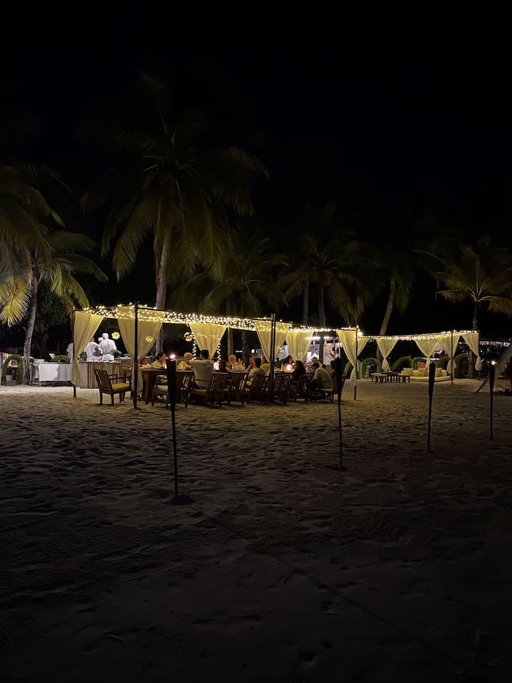 Milind celebrated his birthday very well on the beach. Photos of his birthday celebration are going viral.