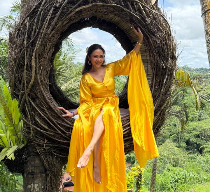 निळं आकाश आणि हिरवाई — एकदम परफेक्ट पोस्टकार्डसारखं दृश्य! तिच्या या ग्लॅमरस पण नॅचरल अवतारावर चाहत्यांनी लाईक्स आणि कमेंट्सचा पाऊस पाडलाय.