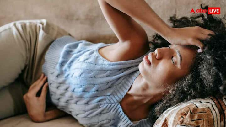 फैटी लिवर का मतलब है कि लिवर में जरूरत से ज्यादा फैट जमा हो गया है. लिवर हमारे शरीर का एक अहम अंग है, जो खाने को पचाने, एनर्जी बनाने और शरीर से टॉक्सिन्स निकालने का काम करता है. जब इसमें फैट बढ़ जाता है, तो यह काम धीमा हो जाता है. अगर समय रहते ध्यान न दिया जाए, तो यह स्थिति नॉन-अल्कोहलिक फैटी लिवर डिजीज, फिर सूजन और आगे चलकर फाइब्रोसिस या सिरोसिस तक पहुंच सकती है.