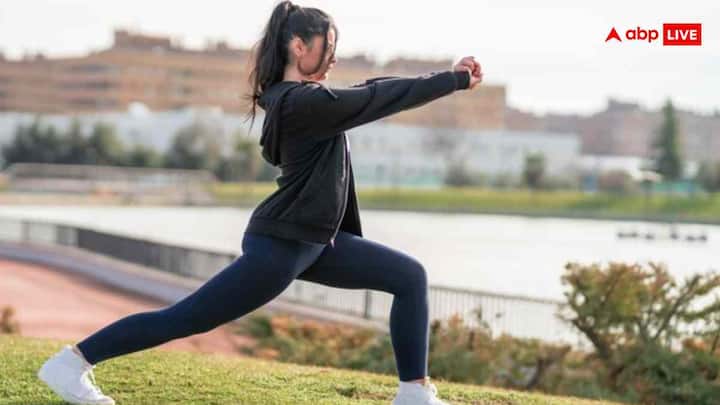 सर्दियों में अक्सर हम कम्बल में दुबके रह जाते हैं और शरीर की एक्टिविटी कम हो जाती है. इससे मेटाबॉलिज्म धीमा पड़ जाता है और वजन बढ़ता है, जो यूरिक एसिड बढ़ाने का बड़ा कारण है. रोजाना हल्की एक्सरसाइज करें, जैसे योग, स्ट्रेचिंग या घर के अंदर तेज चाल से वॉक. सुबह धूप में कुछ देर टहलें, इससे विटामिन D भी मिलेगा और शरीर एक्टिव रहेगा.