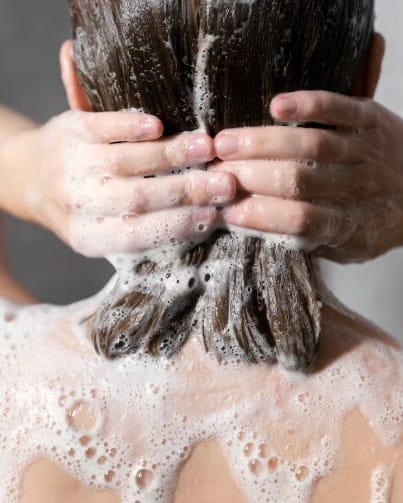 ਆਪਣੇ ਵਾਲਾਂ ਨੂੰ ਸ਼ੈਂਪੂ ਕਰਨ ਦਾ ਕੋਈ ਨਿਯਮ ਨਹੀਂ ਹੈ। ਇਹ ਪੂਰੀ ਤਰ੍ਹਾਂ ਤੁਹਾਡੇ ਵਾਲਾਂ ਦੀ ਕਿਸਮ, ਸਕੈਲ ਦੀ ਸਥਿਤੀ ਅਤੇ ਜੀਵਨ ਸ਼ੈਲੀ 'ਤੇ ਨਿਰਭਰ ਕਰਦਾ ਹੈ।