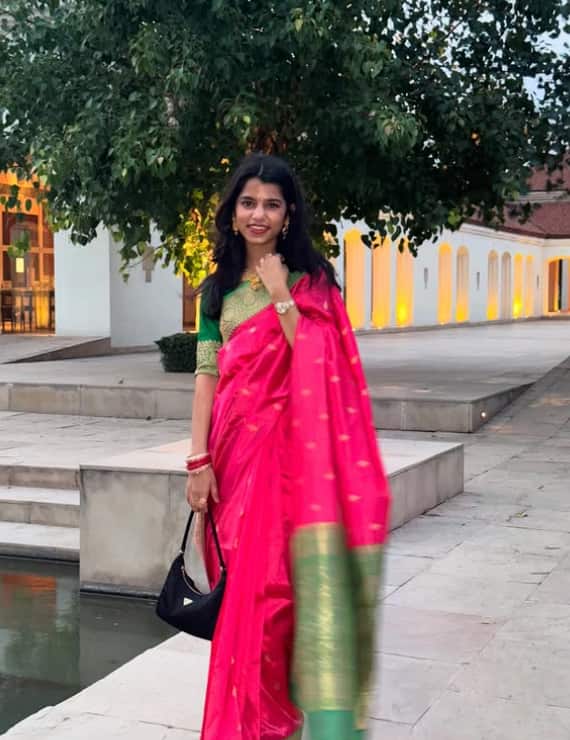 मैथिली ठाकुर अपने यूट्यूब चैनल मैथिली ठाकुर ऑफिशियल पर बेहद पॉपुलर हैं और उनके यूट्यूब पर 10 मिलियन से ज्यादा सब्सक्राइबर्स हैं.