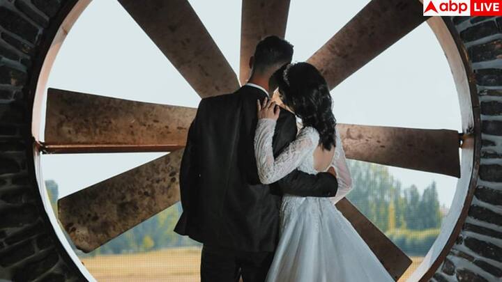 अगर आपकी कमर पतली है और बस्ट और हिप्स लगभग बराबर हैं, तो आप लकी हैं. इस शेप में लगभग हर ड्रेस खूबसूरत लगती है. आपके लिए मेरमेड कट गाउन, फिटेड लहंगा या बॉडीकॉन साड़ी सबसे परफेक्ट रहेंगे. ये आपकी कमर को हाइलाइट करेंगे और लुक को एलीगेंट बनाएंगे.