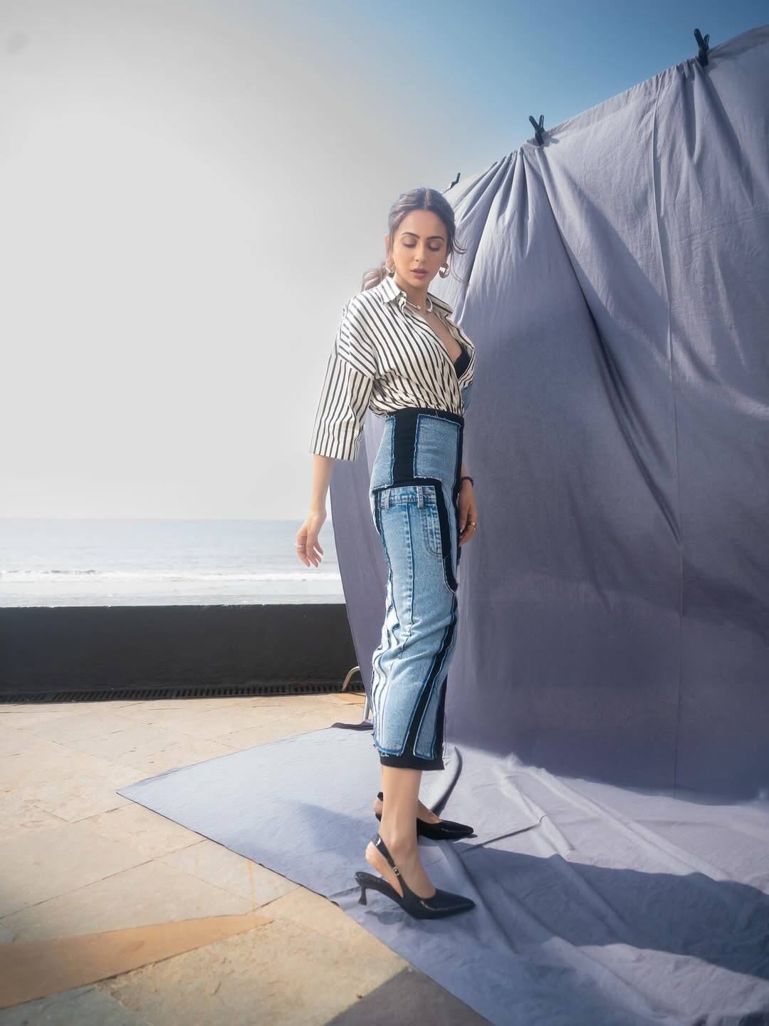 With this she wore a concentric cut denim skirt with two-way zipper, which made the whole look modern.