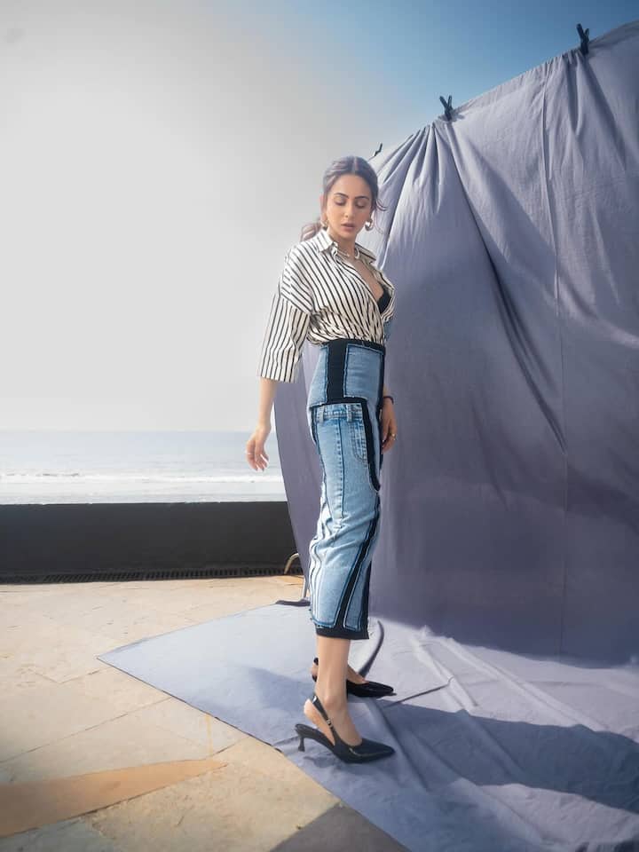 इसके साथ उन्होंने टू-वे जिपर वाली कॉन्सेंट्रिक कट डेनिम स्कर्ट पहनी, जिसने पूरे लुक को मॉडर्न बना दिया.