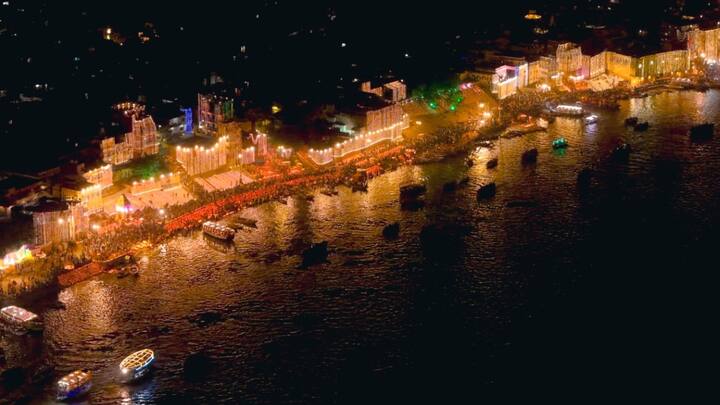 Seeing the lamps burning far and wide on the banks of Ganga in Varanasi, it seemed as if it was no less than heaven. The divinity of this festival mesmerized everyone.