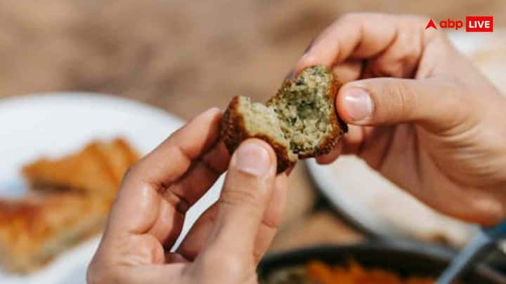 हाथ से खाना तभी फायदेमंद है जब आप खाने से पहले हाथ अच्छी तरह धोएं साबुन और पानी से उंगलियां, हथेलियां और नाखूनों के नीचे की सफाई करना जरूरी है. साफ हाथों से खाने पर न कोई संक्रमण का डर रहता है, न कोई नुकसान, बस टेस्ट और हेल्थ दोनों मिलते हैं.