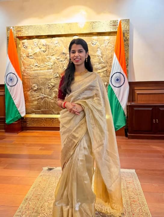 मैथिली चार साल की उम्र से ही संगीत सीखने लगी थीं. उनके पिता रमेश ठाकुर भी संगीत टीचर हैं और मां भारती हाउसवाइफ हैं. उनका बड़ा भाई ऋषभ ठाकुर तबला वादक और छोठा भाई अयाची ठाकुर सिंगर है.