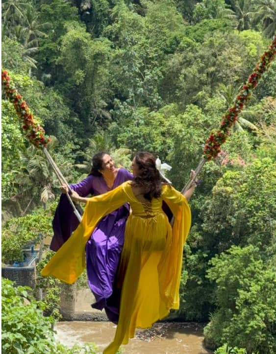 अभिनेत्री अमृता खानविलकर सध्या तिच्या आईसोबत बालीमध्ये सुट्ट्यांचा आनंद घेत आहे