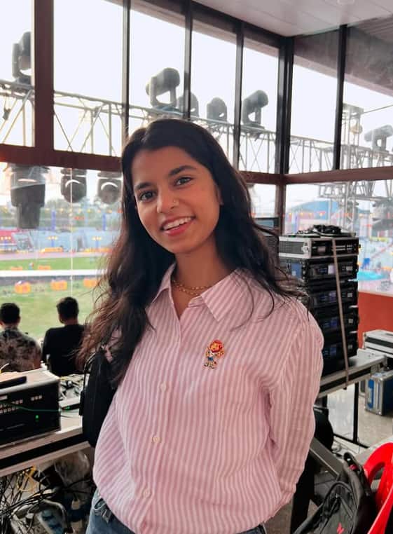 मैथिली ठाकुर की उम्र- मैथिली ठाकुर की उम्र 25 साल है. उन्हें ‘द राइजिंग स्टार’ शो से नेशनल लेवल पर पहचान मिली थी. उन्होंने अपने यूट्यूब चैनल पर भजनों और लोक गीतों से खूब पॉरपुलैरिटी हासिल की. वे हिंदी, मैथिली, भोजपुरी और बांग्ला सहित कई भारतीय भाषाओं में गीत गाकर देश-विदेश के लोगों का दिल जीत चुकी हैं.