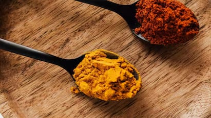 நெஞ்செரிச்சல், வாயு அல்லது வீக்கம் போன்றவற்றால் அவதிப்படுபவர்களுக்கு மஞ்சள் நன்மை பயக்கும் என்று கருதப்படுகிறது. இது செரிமான அமைப்பை அமைதிப்படுத்தி குடல் வீக்கத்தைக் குறைக்கிறது.