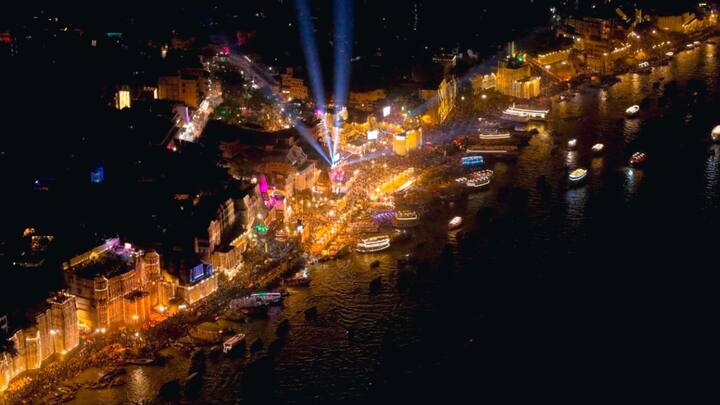 There is a belief in Varanasi that on this day the gods themselves descend from heaven to earth and celebrate Diwali. It is called Dev Diwali because the gods celebrate Diwali.