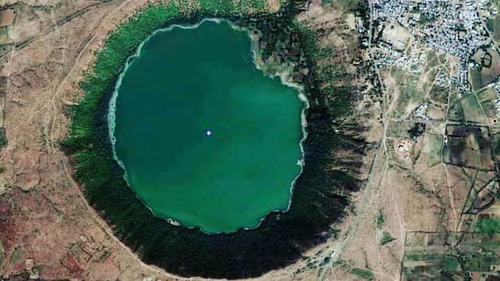 महाराष्ट्र के उस छोटे-से इलाके में बसी लोनार झील रहस्यों से भरी हुई है. लोनार झील, जिसे मूनक्रेटर ऑफ इंडिया भी कहा जाता है, लगभग 52,000 साल पहले एक उल्का-पिंड के गिरने से बनी थी. इस झील की खासियत इसकी अल्कलाइन और मिनरल-रिच पानी की संरचना है.