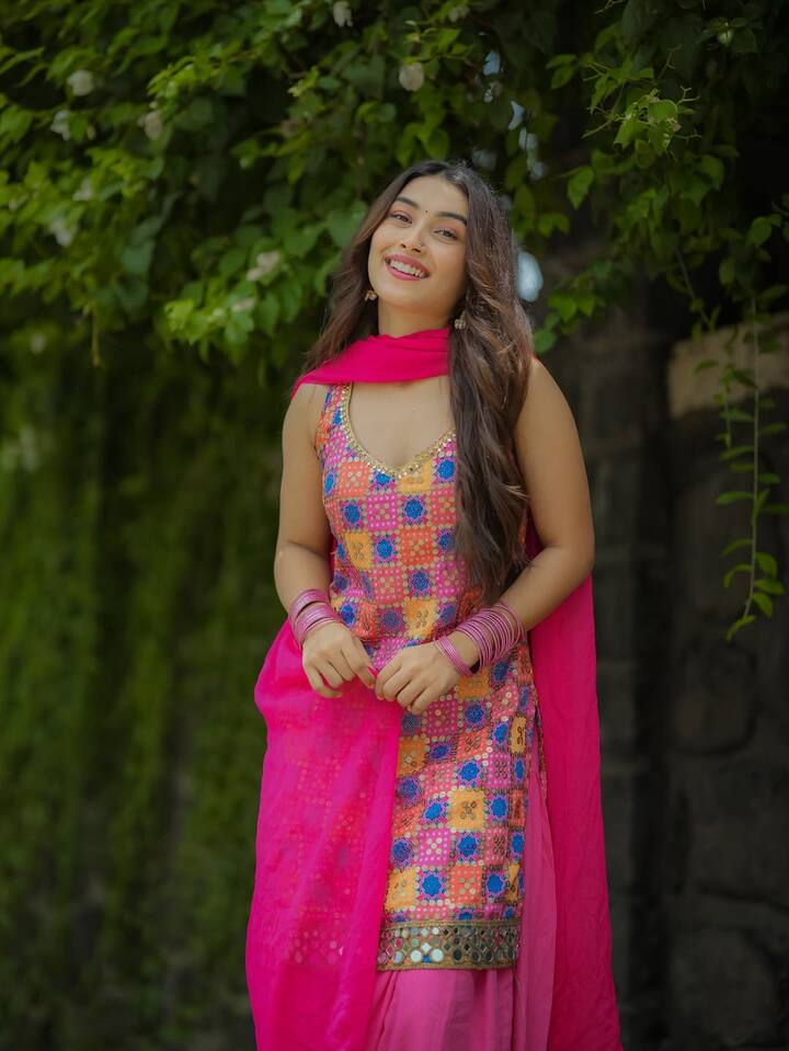 आकृति ने कहा कि पहले दिन ही मुझे फिल्म का ऑफर दिया ये मेरे लिए शॉकिंग था. क्योंकि, ऐसा कौन करता है. मैंने उनके गाने सुने हैं, लेकिन फिल्म नहीं देखी है. फिनाले में भी इस बार बात हुई वो मुझे कास्ट करने को लेकर सीरियस हैं. मैं उनकी फिल्म की एक्ट्रेस रहूंगी और वो हीरो होंगे,ये भी थोड़ा अजीब है क्योंकि मैं उन्हें भइया मानती हूं. फिर भी एक पर्सेंट ये ठीक भी है तो लव एंगल वाला सीन बहुत गलत था.