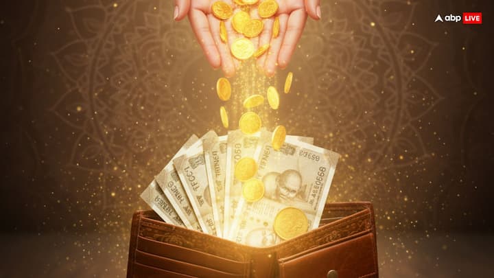 পার্স-এ অতিরিক্ত কাগজ রাখা উচিত না। বাস্তু অনুসারে, কাগজ বা বিল-রসিদের বোঝা পার্সের সম্পত্তি ও ধন প্রবাহকে প্রভাবিত করতে পারে। তাই এগুলি নির্বাচিত ও সীমিত রাখা ভালো।