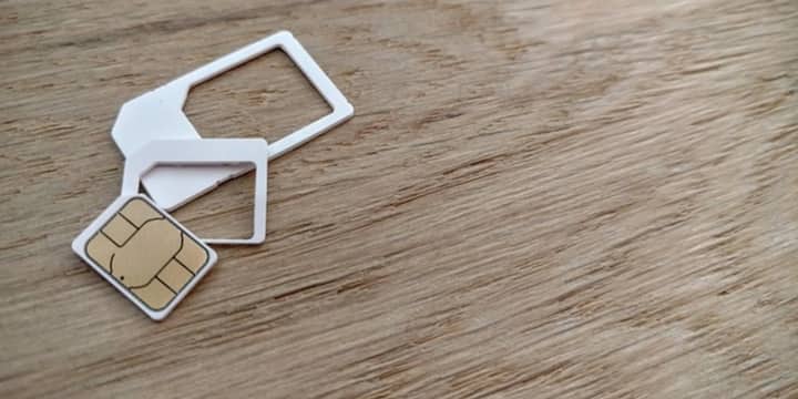 अगर अचानक आपके फोन में नेटवर्क सिग्नल गायब हो जाए, कॉल या मैसेज आना बंद हो जाए, या पासवर्ड रीसेट का नोटिफिकेशन आए जबकि आपने कुछ नहीं किया तो ये खतरे की घंटी है. कई बार संदेश मिलता है कि आपकी सिम किसी दूसरे डिवाइस पर एक्टिव हो गई है ये साफ संकेत होता है कि आपका नंबर किसी और के कब्जे में है.