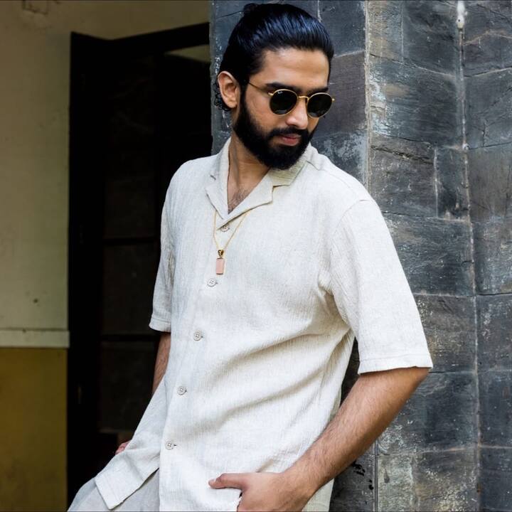 उन्होंने कहा, 'मुझे नहीं लगता कि हम में से कोई भी ये बता सकता है कि वो उनकी गर्लफ्रेंड है या नहीं, लेकिन जहां तक मुझे लगता है जितना प्रोमो मैने देखा है, तो मुझे नहीं लगता है कि मालती उनकी गर्लफ्रेंड है'.