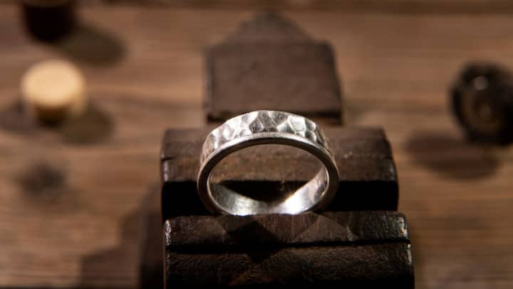 इनकम टैक्स एक्ट, 1961 के अनुसार, आप अपने घर में कितनी भी मात्रा में चांदी रख सकते हैं, बशर्ते वह कानूनी तरीके से खरीदी या विरासत में मिली हो. यानी न तो RBI और न ही इनकम टैक्स विभाग ने घरेलू उपयोग या निवेश के लिए चांदी की मात्रा पर कोई पाबंदी लगाई है.