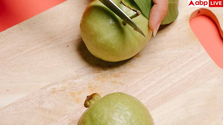 बहुत टेढ़े-मेढ़े या दागदार अमरूद से बचें. गोल, समान आकार वाले अमरूद आमतौर पर ज्यादा मीठे होते हैं. अमरूद को ठंडे पानी से धोकर ही खाएं ताकि धूल और कीटनाशक निकल जाएं.