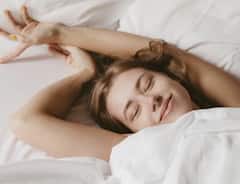 Sleep Routine For Hair : झोप कमी घेताय? सावध रहा, यामुळे केस गळती वाढू शकते!