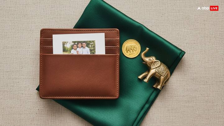 আপনার রাশির অনুসারে পার্স-এ রাশি-প্রতীক বা রঙ-সংক্রান্ত জিনিস রাখা শুভ বলে মনে করা হয়। উদাহরণস্বরূপ, যে রাশির জন্য যে গ্রহ অনুকূল, সেই রাশির বা রঙ-সংক্রান্ত জিনিস পার্স-এ রাখলে ধন লাভের সুযোগ বাড়তে পারে। ডিসক্লেমার : কোনও রাশির জাতক বা জাতিকার ভাগ্যে কী রয়েছে সেই সংক্রান্ত কোনো মতামত এবিপি লাইভের নেই। এবিপি লাইভ জ্যোতিষ সম্পর্কিত কোনো সম্পাদকীয় / সম্পাদক-নিয়ন্ত্রিত তথ্য, পরামর্শ প্রদান করে না। প্রদত্ত পরামর্শ ও তথ্য প্রয়োগের আগে সংশ্লিষ্ট বিশেষজ্ঞের পরামর্শ নিন।