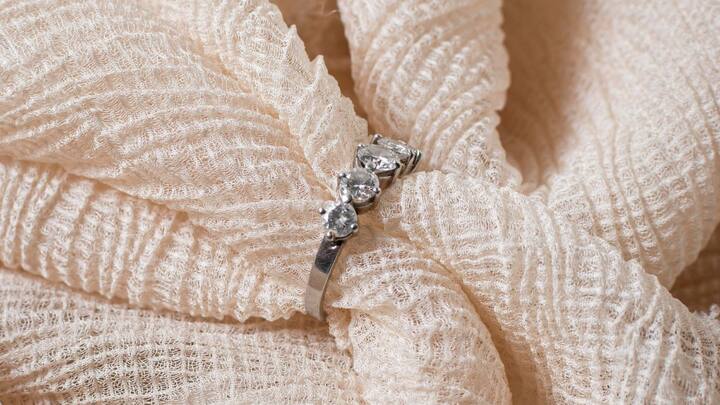 लेकिन यहां एक अहम बात समझना जरूरी है कि चांदी खरीदते समय उसकी रसीद या बिल संभालकर रखना बेहद जरूरी है. ऐसा इसलिए क्योंकि अगर भविष्य में कभी इनकम टैक्स विभाग जांच करता है और आपके पास खरीद का कोई दस्तावेज नहीं है, तो उसे अनडिक्लेयरड एसेट या अघोषित संपत्ति माना जा सकता है.