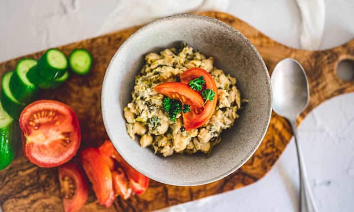 साथ ही डॉक्टर यह भी सलाह देते हैं कि जरूरत से ज्यादा नहीं खाना चाहिए. हमेशा सीमित मात्रा में और धीरे-धीरे खाना चाहिए. ओवरईटिंग से शरीर पर स्ट्रेस बढ़ सकता है जो हार्ट और ब्रेन दोनों के लिए नुकसानदायक होता है.