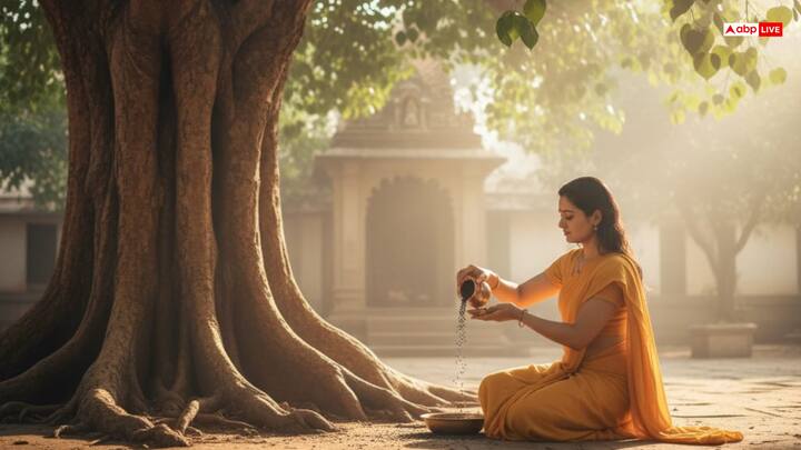 पीपल के पेड़ पर काले तिल और गंगाजल चढ़ाएं. उसकी तीन या सात बार परिक्रमा करें. यह अत्यंत शुभ माना गया है.