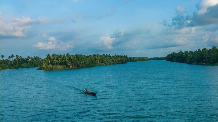 भारत में झारखंड, पश्चिम बंगाल और ओडिशा से बहने वाली स्वर्णरेखा नदी इसकी सबसे जानी-मानी नदियों में से एक है. स्थानीय लोग सालों से इसके पानी और रेत से सोने की खोज करते आए हैं. कहा जाता है कि यह नदी इतना सोना अपने साथ बहाती है कि पुराने समय में छोटे गांवों के लोग इसी पर निर्भर रहते थे.
