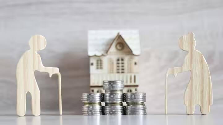 18 થી 40 વર્ષની વયના લોકો અટલ પેન્શન યોજનામાં જોડાઈ શકે છે. એક નિશ્ચિત માસિક પ્રીમિયમ ચૂકવવામાં આવે છે, જે તમારી ઉંમર અને પસંદ કરેલી પેન્શન રકમ પર આધાર રાખે છે. જ્યારે તમે 60 વર્ષના થાઓ છો, ત્યારે તમને ₹1,000 થી ₹5,000 સુધીનું માસિક પેન્શન મળે છે.