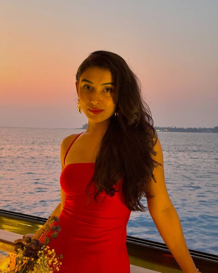 आकृति नेगी एक जानी मानी सोशल मीडिया इंफ्लुएंसर हैं. वो इंस्टाग्राम पर अपने डांस वीडियो और रील के लिए जानी जाती हैं.  आकृति ने मॉडलिंग और रियलिटी शोज जैसे 'रोडीज' और 'स्प्लिट्सविला' में पार्टिसिपेट करके अपनी पहचान बनाई हैं, और 'स्प्लिट्सविला 15' की विनर भी रह चुकी हैं.