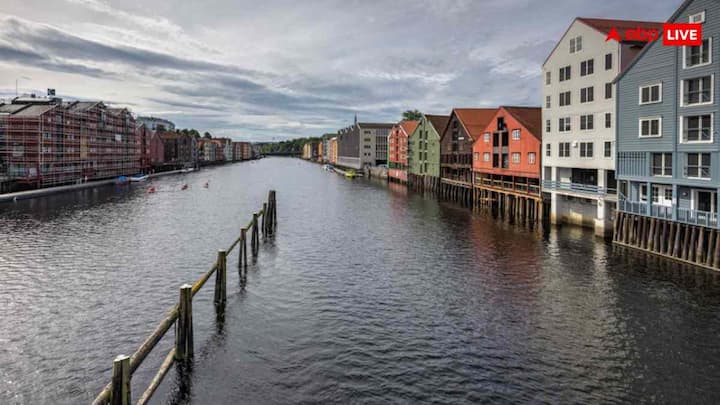 नॉर्वे को दुनिया भर में मिडनाइट सन की भूमि कहा जाता है, यानी ऐसी जगह जहां आधी रात को भी सूरज आसमान में होता है.यहां मई से जुलाई के अंत तक, करीब 76 दिनों तक सूरज नहीं डूबता है. नार्वे के स्वालबार्ड नाम के इलाके में तो 10 अप्रैल से 23 अगस्त तक सूरज लगातार आसमान में रहता है. टूरिस्ट यहां रात में भी घूमने का मजा लेते हैं, क्योंकि चारों ओर दिन जैसी रोशनी होती है.
