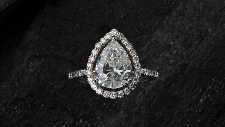 हीरे का चूरा आमतौर पर ओपन मार्केट में नहीं बिकता है. यह खास तौर पर डायमंड ट्रेडर्स, इंडस्ट्रियल सप्लायर्स या डायमंड पॉलिशिंग कंपनियों के जरिए ही उपलब्ध होता है. आप इसे कानूनी रूप से खरीदने के लिए जेम्स एंड ज्वेलरी ट्रेड लाइसेंस या प्रमाणित डीलरों के पास जाकर ऑर्डर कर सकते हैं.