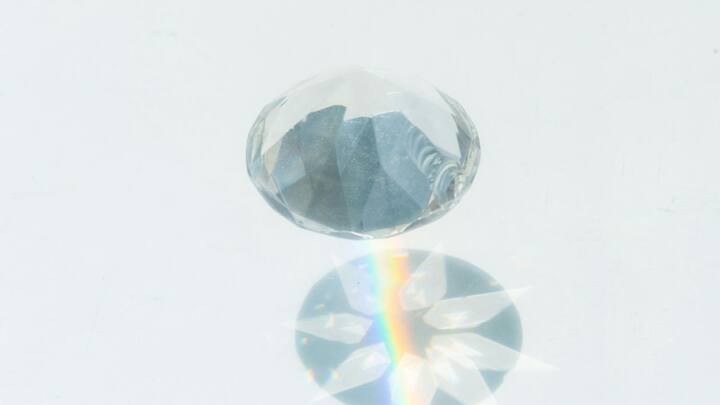 कुछ इंटरनेशनल ई-कॉमर्स प्लेटफॉर्म, जैसे Alibaba या Gemological वेबसाइट्स, इंडस्ट्रियल डायमंड डस्ट की बिक्री करते हैं, लेकिन इसके लिए बिजनेस रजिस्ट्रेशन या ट्रांजैक्शन अप्रूवल जरूरी होता है.