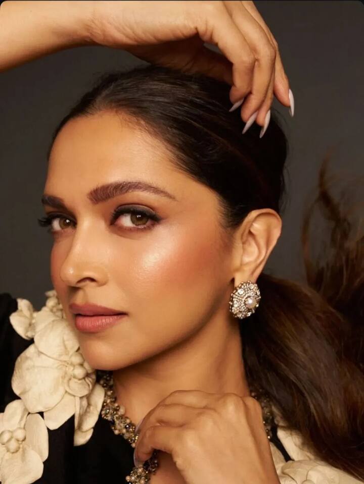 दीपिका पादुकोण ने अपने इंस्टाग्राम अकाउंट पर लेटेस्ट फोटोशूट की तीन तस्वीरें शेयर की हैं. जिसमें उनका लुक फैंस का दिल चुरा रहा है.