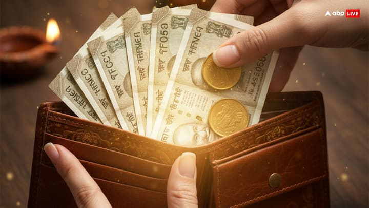 পার্স-এ নোট ও কয়েন-কে সঠিক ভাবে রাখা উচিত। নোট-গুলোকে মুড়ে-চাপড়ে এবং কয়েন-গুলোকে ছড়িয়ে ছিটিয়ে রাখা উচিত নয়, এমনটা করলে লক্ষ্মী মা রুষ্ট হতে পারেন। যখন টাকা-পয়সা সুবিন্যস্ত করে রাখা হয়, তখন ধন-এর প্রবাহ-এও উন্নতি দেখা যায়।