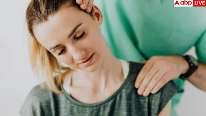 थायरॉइड से जुड़ा दर्द कई बार धीरे-धीरे बढ़ता है. कुछ मामलों में ग्रंथि में सूजन आ जाती है, जिससे गर्दन या गले में कोमलता और दर्द महसूस होता है. यह दर्द जबड़े या कान तक भी फैल सकता है. थायरॉइडाइटिस जैसी स्थिति या गले में गॉइटर भी असहजता बढ़ा सकते हैं.