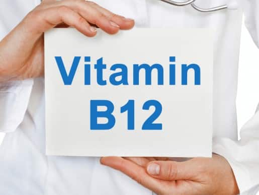 विटामिन बी12 की कमी के कारण कुछ लोगों को त्वचा पर छोटे-छोटे लाल धब्बे या खुजली भी हो सकती है। यह सूजन और जलन का लक्षण हो सकता है।