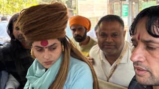 हाथ में डमरू लेकर ताज देखने पहुंचीं अघोरी साध्वी चंचल नाथ, CISF के जवानों ने नहीं करने दिया प्रवेश
