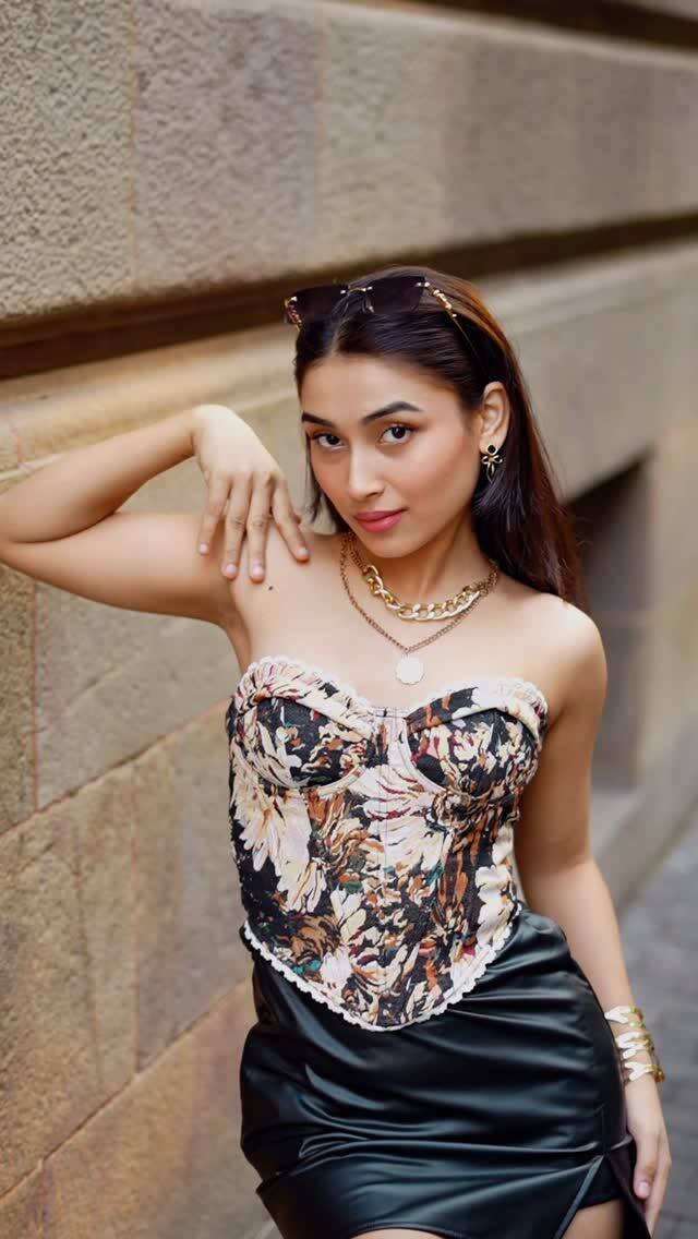 मैं वही सोच रही थी कि मुझे ऐसी स्क्रिप्ट क्यों मिल रही हैं फिनाले पर कि, आप मुझसे शादी करेंगी. मेरे लिए वो शॉकिंग था. आकृति ने बताया कि फिनाले पर हमने एक स्किट किया था. जहां धनश्री और मुझे कहा गया था हमें पवन जी से कहना होगा, मुझे आपसे शादी करनी है. इसकी स्क्रिप्ट दी थी.