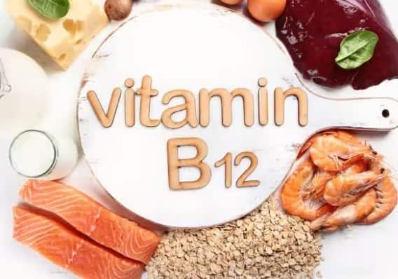 विटामिन बी12 की कमी से त्वचा की प्रतिरक्षा प्रणाली कमजोर हो सकती है, जिसके कारण बार-बार मुँहासे, चकत्ते या सूजन हो सकती है, खासकर उन लोगों में जिनकी त्वचा पहले संवेदनशील नहीं थी।